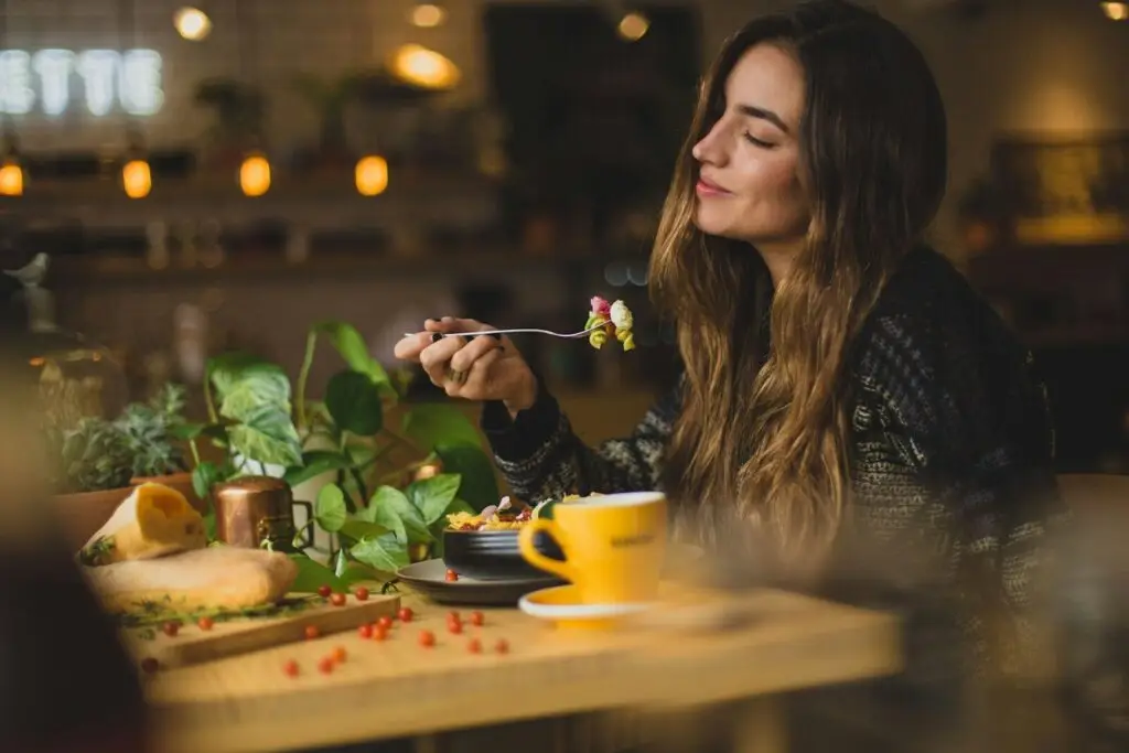 “Comer devagar é um ato de amor-próprio.”,